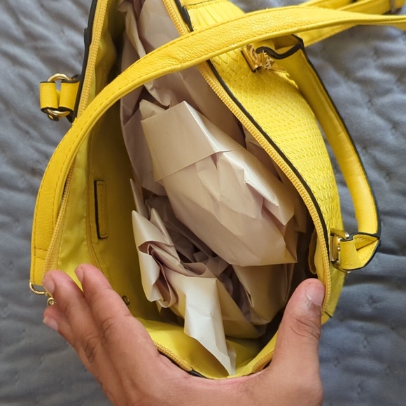 Yellow purse - Picture 3 of 3